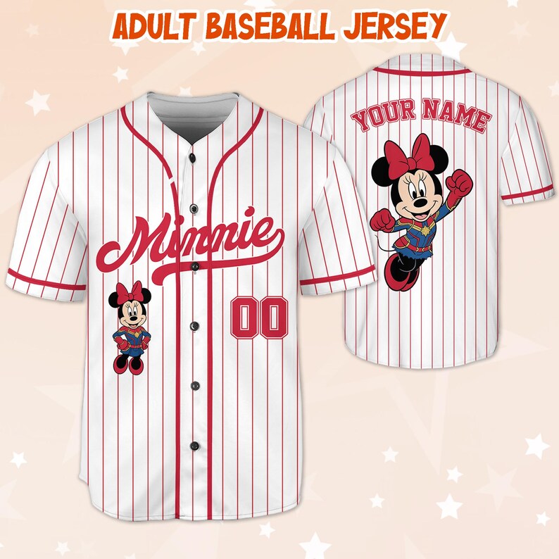 Peut inclure: Maillot de baseball blanc &agrave; fines rayures rouges, avec des graphismes de Minnie Mouse. Le devant affiche "Minnie" en script rouge, le num&eacute;ro "00" et un dessin anim&eacute; de Minnie Mouse. Le dos a un graphique de Minnie Mouse et un espace pour un nom.