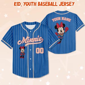 Peut inclure: Maillot de baseball &agrave; rayures bleues et blanches avec le mot "Minnie" en script rose. Le maillot pr&eacute;sente un graphisme de Minnie Mouse et le num&eacute;ro "00". Le dos du maillot comporte un graphisme de Minnie Mouse et le texte "YOUR NAME". Le texte sup&eacute;rieur indique "KID, YOUTH BASEBALL JERSEY".