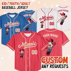 Peut inclure: Maillots de baseball bleus, rouges et blancs &agrave; rayures. Chaque maillot porte le nom "Minnie" et le num&eacute;ro "00". Les maillots pr&eacute;sentent une image de dessin anim&eacute; de Minnie Mouse. Le texte "CUSTOM ANY REQUESTS" est &eacute;galement visible.