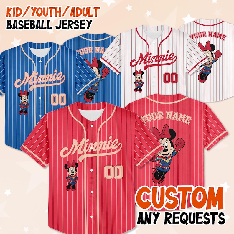 Peut inclure: Maillots de baseball bleus, rouges et blancs &agrave; rayures. Chaque maillot porte le nom "Minnie" et le num&eacute;ro "00". Les maillots pr&eacute;sentent une image de dessin anim&eacute; de Minnie Mouse. Le texte "CUSTOM ANY REQUESTS" est &eacute;galement visible.