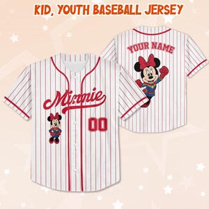 Peut inclure: Maillot de baseball &agrave; rayures blanches et rouges avec l'inscription "Minnie" et "00" sur le devant. Le maillot pr&eacute;sente un graphisme de Minnie Mouse et le texte "Your Name" au dos. La banni&egrave;re sup&eacute;rieure indique "Kid, Youth Baseball Jersey".