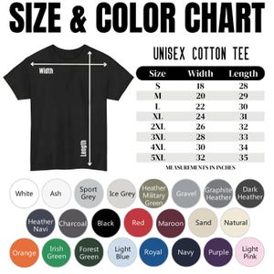 Puede incluir: Camiseta unisex negra de algod&oacute;n con una tabla de tallas y colores. La tabla muestra medidas en pulgadas para tallas S a 5XL, con anchos de 18 a 32 pulgadas y largos de 28 a 35 pulgadas. Se muestran opciones de color.