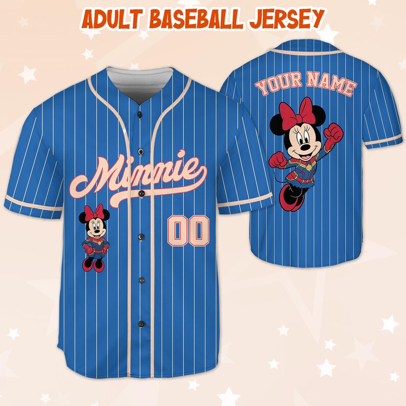 Peut inclure: Maillot de baseball bleu avec des fines rayures blanches, avec l'inscription "Minnie" et le num&eacute;ro "00". Le maillot pr&eacute;sente un graphisme de Minnie Mouse &agrave; l'avant et &agrave; l'arri&egrave;re, avec le texte "YOUR NAME" au dos.