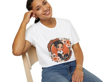 Pode incluir: Camiseta branca com uma ilustração de desenho animado de uma estudante de enfermagem. O design inclui o texto "Nursing School Student Nurse" em uma moldura circular laranja com detalhes florais. A camiseta é usada por uma pessoa.