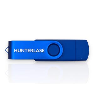 Könnte beinhalten: Ein leuchtend blauer, schwenkbarer USB-Stick mit dem weißen Schriftzug HUNTERLASE auf der Seite. Das Gerät hat einen rechteckigen Körper mit einer kreisförmigen Aussparung für ein Schlüsselband und eine schützende Metallkappe, die sich drehen lässt.