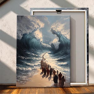 Op de afbeelding: Canvas art print met een bijbelse scène van mensen die door gescheiden zeewater lopen. Het kunstwerk toont een dramatische lucht en grote golven, met figuren op de voorgrond. Het canvas is gemonteerd op een houten frame.