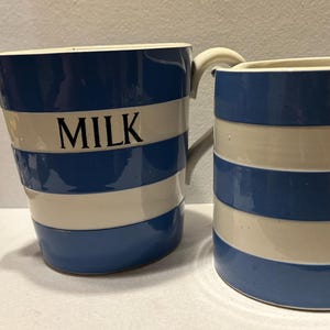Ensemble de pichets vintage en cornishware vert TG - Pichet à « lait » à rayures bleues et blanches + pichet à rayures - Ustensiles de cuisine Mid-Century en Cornouailles - Fabriqué en Angleterre