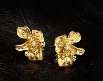 Pendientes de flores abstractas de oro: pendientes botánicos chapados en oro de 18 quilates con circonitas