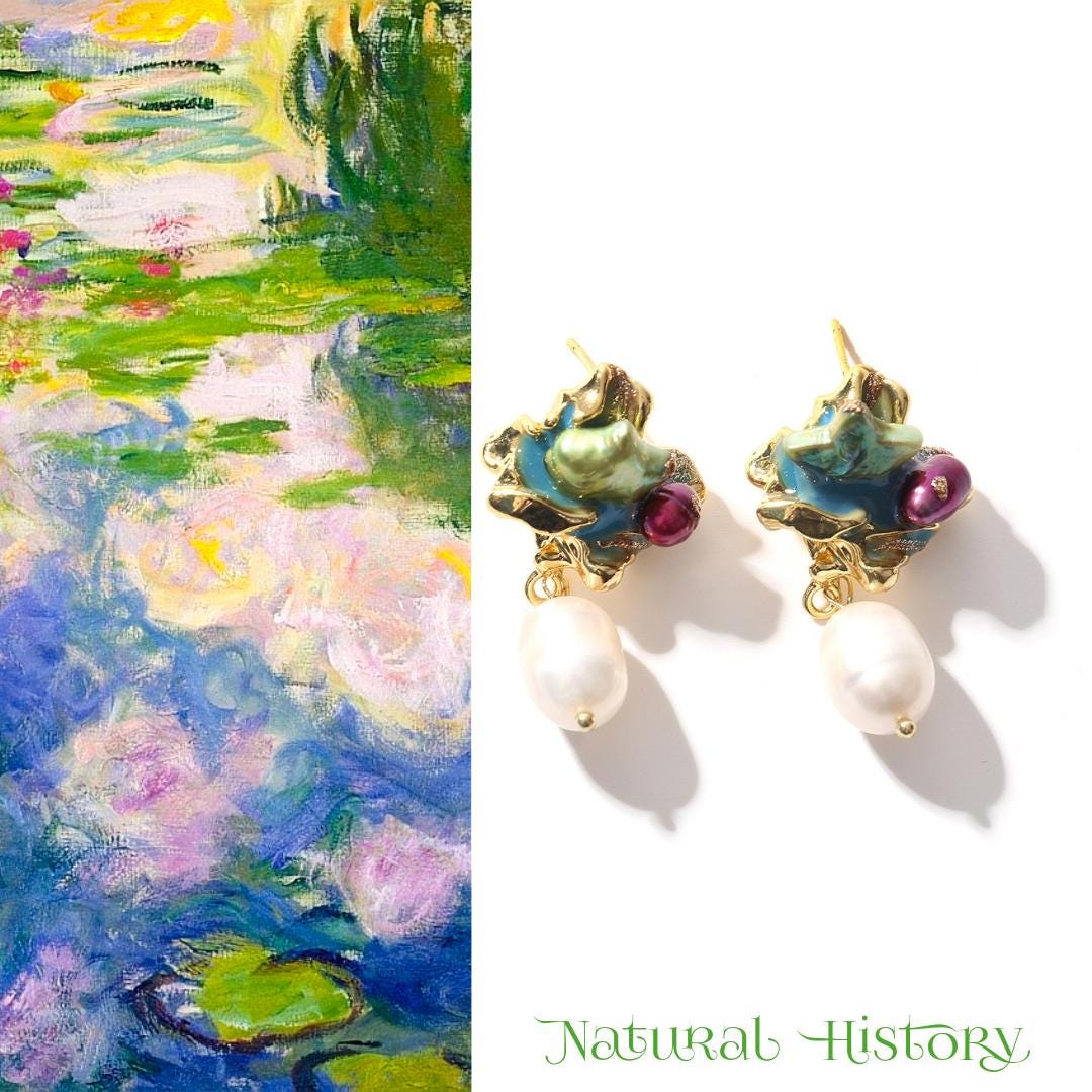 Monet Seerosen Ohrringe. Barocke Perlen handbemalte Emaille Ohrringe. Berühmte Kunst inspiriert Geschenke für Kunstliebhaber. Monet inspirierte Ohrringe