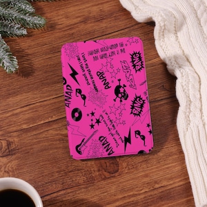Könnte beinhalten: Eine leuchtend pinkfarbene Tablet-Hülle mit einem schwarzen Grafikdesign. Das Design umfasst Sterne, Blitze, einen Totenkopf, eine Gitarre und das Wort "ANAP". Der Text enthält "Did it hurt when you fell down from heaven?" und "Can I have yours?"