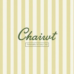 Könnte beinhalten: Ein Hintergrund mit vertikalen Streifen in Creme und Hellgelb. Das Wort "Chairwt" ist in dunkler grüner Schrift geschrieben. Darunter steht der Text "Personality in Every Case" in einem rechteckigen Feld.
