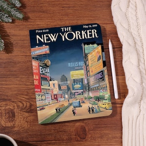 Könnte beinhalten: Eine Vintage-Ausgabe des Magazins The New Yorker vom 31. Mai 1999 mit einer Illustration einer Stadtstraße. Ein weißer Stift liegt neben dem Magazin auf einer Holzoberfläche. Der Preis des Magazins beträgt 3,00 $.
