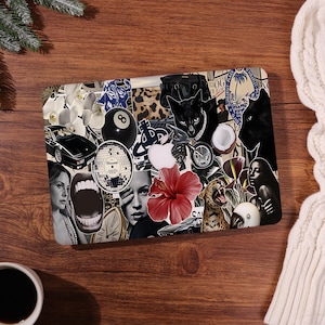 Könnte beinhalten: Eine Laptop-Hülle mit einem Aufkleber-Collage-Design. Das Design zeigt eine schwarze Katze, eine rote Hibiskusblüte, eine Discokugel, einen Leoparden und einen schwarzen Sportwagen. Die Farbpalette ist eine Mischung aus Schwarz, Weiß und Rot.