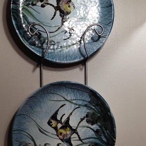 手描きの陶器製魚皿壁掛けセット - 11インチの丸皿と金属製ラック、航海アート装飾