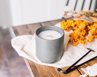Candela profumata "Forest Scent", pino, balsamo, legno di cedro, cocco, soia, stoppino, candela autunnale colata a mano