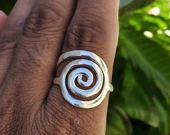 Anillo de plata de ley con espiral hecho a mano, joyería bohemia minimalista.