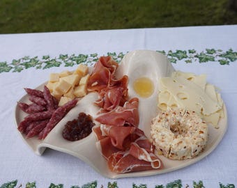 Handgjord vågig snackstallrik i stengods