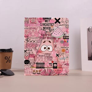 Peut inclure: Œuvre d'art rose avec un personnage de dessin animé et divers graphiques roses, du texte et une tranche de pastèque. L'œuvre comprend les mots "ME? SARCASTIC? NEVER." et "PARENTAL ADVISORY".