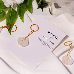 Llavero de concha marina hecho a mano con perlas de recuerdo / Regalo de boda acrílico - Recuerdos de despedida de soltera con temática playera