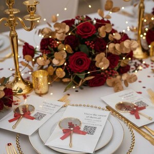 Pu&ograve; includere: Elegante mise en tavola con candelabri dorati, posate e piatti con bordi perlati. Un centrotavola di rose rosse e foglie dorate &egrave; circondato da segnaposto con piccoli omaggi legati con nastri rossi. Luci fatate.