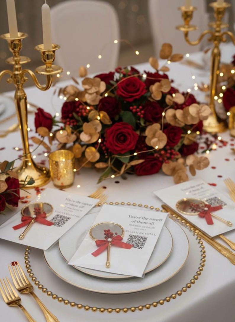 Pu&ograve; includere: Elegante mise en tavola con candelabri dorati, posate e piatti con bordi perlati. Un centrotavola di rose rosse e foglie dorate &egrave; circondato da segnaposto con piccoli omaggi legati con nastri rossi. Luci fatate.