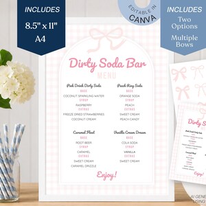 Op de afbeelding: Een printbaar Dirty Soda Bar menubord met een roze gingham achtergrond, een boogvormig kader en een strik-afbeelding. De tekst bevat drankrecepten zoals Pink Drink Dirty Soda, Peach Ring Soda, Caramel Float en Vanilla Cream Dream.