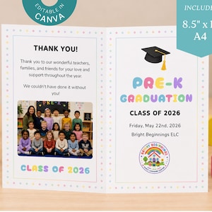 Può includere: Annuncio di diploma di scuola materna a due pagine con una foto di classe. L'annuncio include il testo "Pre-K Graduation Class of 2026" e "Thank You!". L'annuncio misura 21,6 cm x 27,9 cm (A4).
