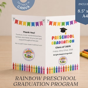 Op de afbeelding: Een gevouwen wit Rainbow Preschool Graduation Program met kleurrijke tekst en kleurpotloodillustraties. Het programma bevat de tekst "Preschool Graduation Class of 2026" en "Thank You!" met een regenboogbannerontwerp.