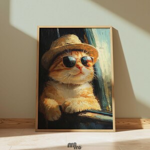 Puede incluir: Impresión artística enmarcada de un gato jengibre con gafas de sol y un sombrero de paja. El gato mira por una ventana, con un fondo soleado. La obra de arte tiene un estilo pictórico y está enmarcada en madera.