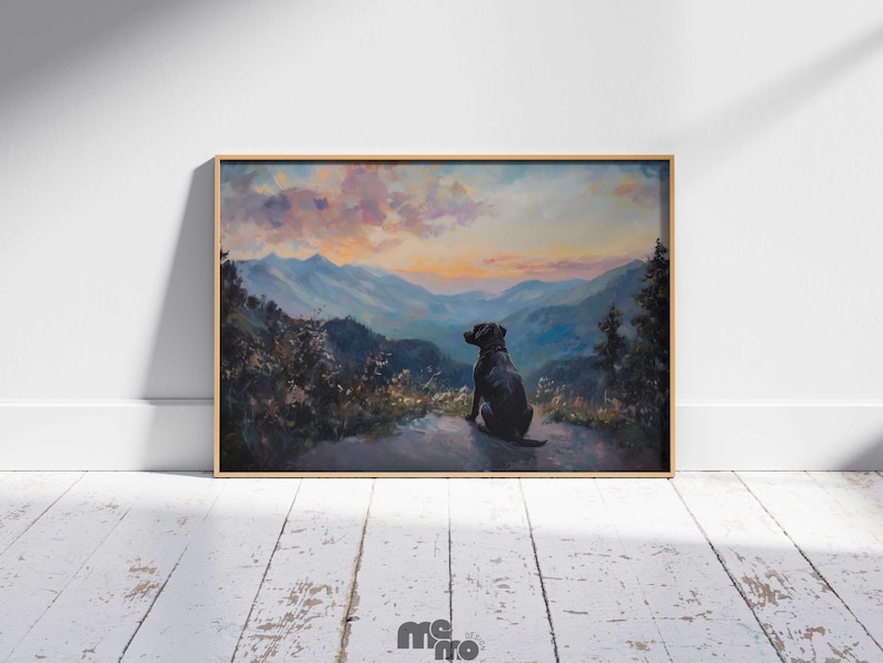 Pode incluir: Pintura de paisagem emoldurada que mostra um c&atilde;o preto sentado, contemplando uma cordilheira ao p&ocirc;r do sol. A obra de arte utiliza azuis, roxos e laranjas, e est&aacute; numa moldura de madeira. O c&atilde;o &eacute; o tema central.