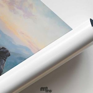 Pode incluir: Impress&atilde;o enrolada com um c&atilde;o preto com coleira, olhando para cima. A obra de arte apresenta uma paisagem com c&eacute;us azuis e pastel. A impress&atilde;o est&aacute; parcialmente enrolada, revelando uma borda branca brilhante.