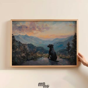Pode incluir: Pintura de paisagem emoldurada com um c&atilde;o preto sentado numa colina, com vista para uma cordilheira ao p&ocirc;r do sol. A obra de arte tem uma moldura de madeira natural e &eacute; exibida numa parede branca.