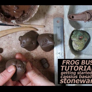 Puede incluir: Primer plano de las manos de una persona dando forma a un busto de rana de arcilla marrón. La imagen incluye el texto "FROG BUST TUTORIAL: getting started in cassius basaltic stoneware".