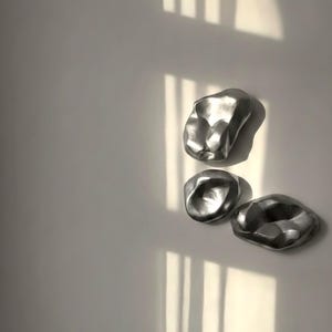 Arte de pared 3D metálico plateado - Escultura abstracta en relieve - Panel de pared moderno con aspecto cromado