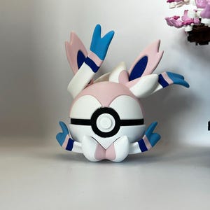 Sylveon Pokéball Display – 3D Printed Monster Ball