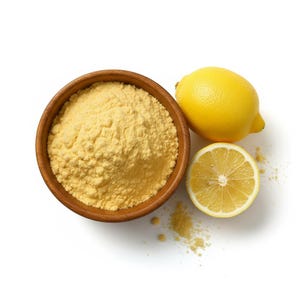 Puede incluir: Un cuenco de madera lleno de polvo amarillo, junto a un limón entero y una mitad de limón. El limón es de color amarillo brillante, y el polvo es de color amarillo claro. La imagen está sobre un fondo blanco.