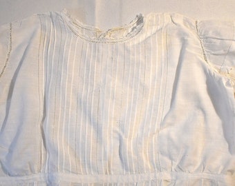 Chemisier antique pour enfant en coton blanc édouardien avec des épingles de travail en fil délicat et de la dentelle fine Sz 4