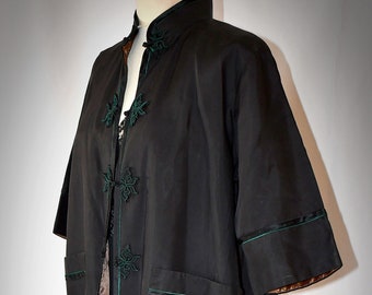 Vintage Beautiful 1950s Black Silk Asian Chinese Style Evening Coat With Green Trim Butterfly Frog Closure 44 Inch Bust