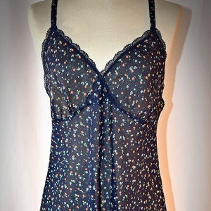 Vintage 1980er Jahre Marineblau mit Orange, Gelb, Hellblau, winziges, durchsichtiges, kurzes Nachthemd mit Blumenmuster, 38-Zoll-Büste