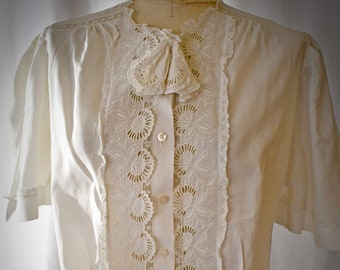 Vintage 1930s Short Sleeve Ivory Cotton Blouse With Hand Embroidered Cut Work Panels and Fine Lace 42 Inch bust