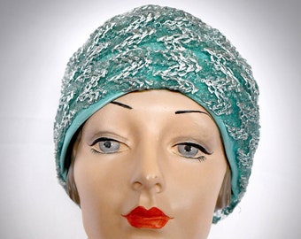 vintage années 1950 Aqua Satin et Chevron argenté brodé Zig Zag Mesh Plissé Turban Cloche Hat 22 pouces