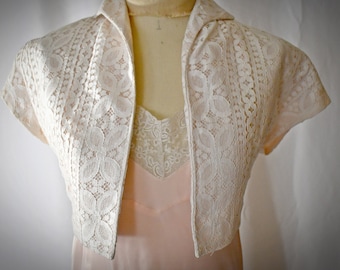 Vintage 1950s Pale Pink Taffeta Ivory Lace Overlay Cropped Cap Sleeve Shrug Jacket Bolero XS/ 34 Inch Bust