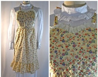 Vintage 1970s or 80s Pale Yellow Lavender and Peach French Provincial Style Floral Print Pinafore Bib Apron With Lace Trim One Size
