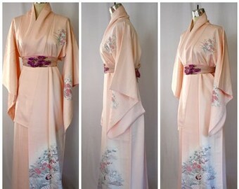 Vintage pêche soie longue Kimono japonais Robe avec prune Aqua lavande étang fleur oiseaux imprimer 44 pouces buste