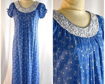 Vintage 1980s Soft Long Loose Short Sleeve Shift Dress Muu Muu Blue and White Calico With White Lace Trim LIBERTY HOUSE 36 Inch Bust