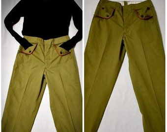 Pantalon d'uniforme vintage des années 1970 vert kaki pour hommes, femmes, garçons, scouts avec détails de passepoil rouge 29 pouces taille/26 pouces entrejambe