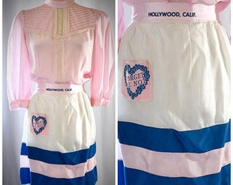 vintage années 1950 Pink Navy White Taffeta Hollywood Forget Me Not Heart Souvenir Tablier