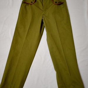 Pantalon d'uniforme vintage des années 1970 vert kaki pour hommes, femmes, garçons, scouts avec détails de passepoil rouge 29 pouces taille/26 pouces entrejambe image 2