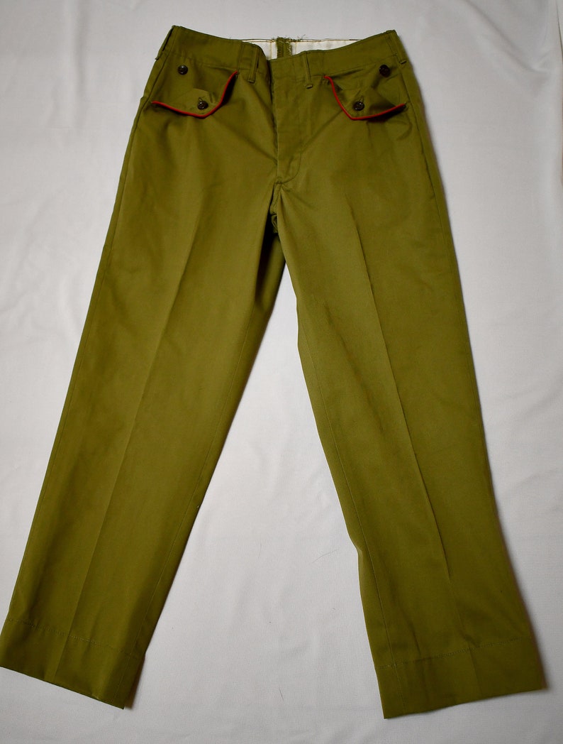 Pantalon d'uniforme vintage des années 1970 vert kaki pour hommes, femmes, garçons, scouts avec détails de passepoil rouge 29 pouces taille/26 pouces entrejambe image 2