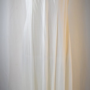 Vintage 1970-tals elfenbensfärgad nylonlång nattlinne och matchande morgonrock peignoir med broderi och spets, 91 cm byst bild 4